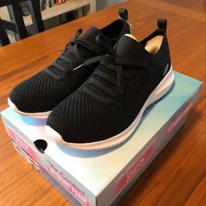 Women’s Skechers Size 8 Memory Foam Sneakers